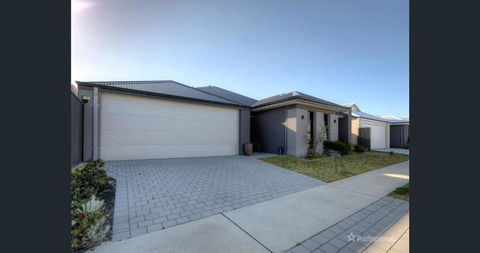 Modern Stylish 4 Bed 2b House Close To The Beach, Whole Home !! - Tourism Hervey Bay 1