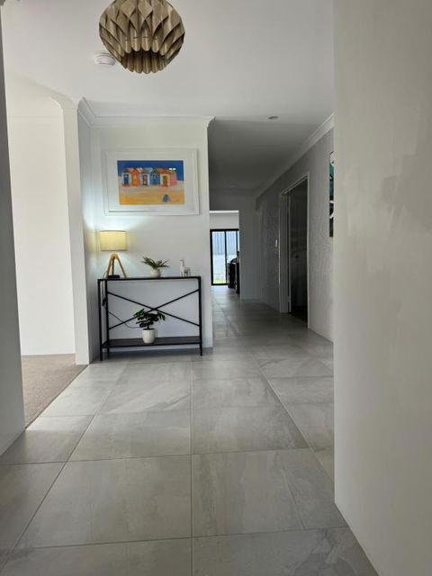 Modern Stylish 4 Bed 2b House Close To The Beach, Whole Home !! - Tourism Hervey Bay 2