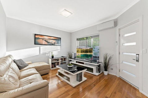 Modern Scarborough Townhouse - Tourism Hervey Bay 1