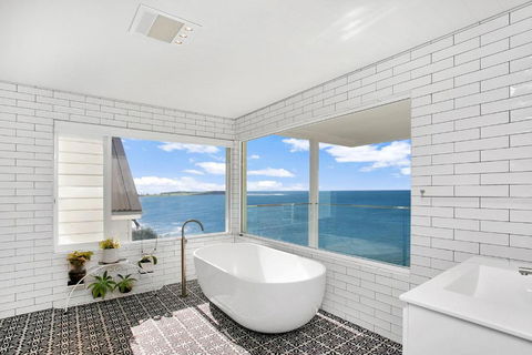 Monash Beach House - Oceanfront - Tourism Hervey Bay 3