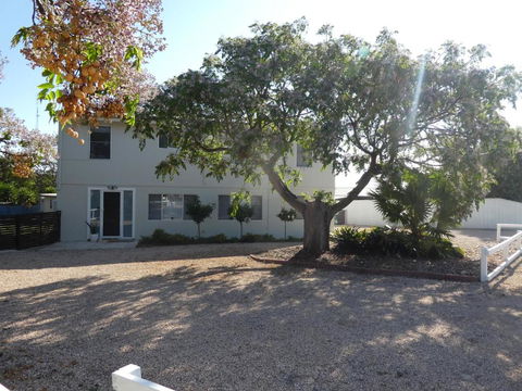 Moonta Bay Stylish Large Home 3 Min Walk From Beach And Jetty - Hervey Bay Accommodation 2