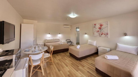 Motel Meneres - Hervey Bay Accommodation 2