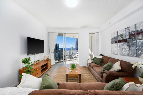 NEW Chevron Ocean Views Central Surfers. - Hervey Bay Accommodation 2