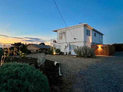 NEW Magpie Sands - 3 Bedroom Home - Downstairs Only, 1 Min Walk To Aldinga Beach - Hervey Bay Accommodation 1