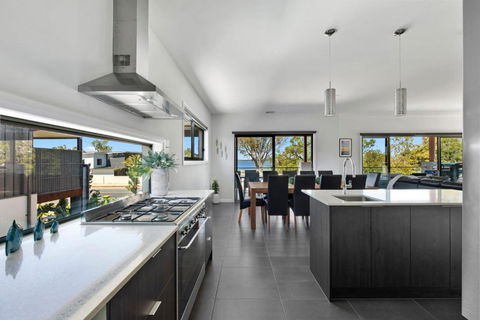 NEW - Sunrise Waters Holiday House - Tourism Hervey Bay 1