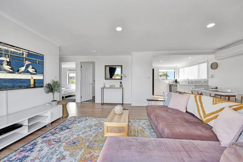 New Property Seabreeze Bungalow - Lakeview Sunset Delight At Sunshine On Lake Macquarie - Tourism Hervey Bay 3