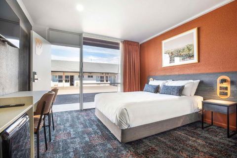 Nightcap At Horse & Jockey Hotel Warwick - Tourism Hervey Bay 0