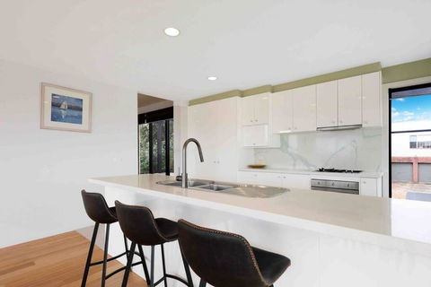 Ocean Escape- 5 Bedroom, 3 Bath- Sleeps 11 - Hervey Bay Accommodation 1