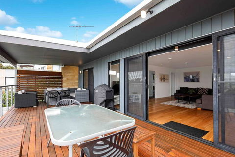 Ocean Escape- 5 Bedroom, 3 Bath- Sleeps 11 - Hervey Bay Accommodation 2