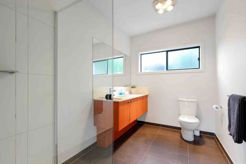 Ocean Escape- 5 Bedroom, 3 Bath- Sleeps 11 - Hervey Bay Accommodation 3