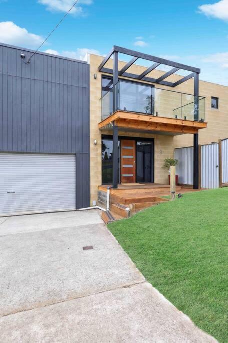 Ocean Escape- 5 Bedroom, 3 Bath- Sleeps 11 - Hervey Bay Accommodation 0