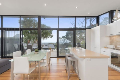 Ocean View Treetops Retreat - Tourism Hervey Bay 0