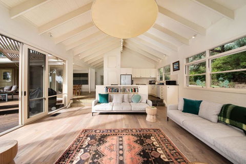 Ocean Views Amongst The Tree Tops In Red Hill - Tourism Hervey Bay 1