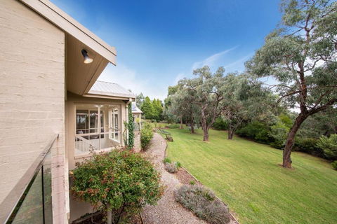 Ocean Views Amongst The Tree Tops In Red Hill - Tourism Hervey Bay 3