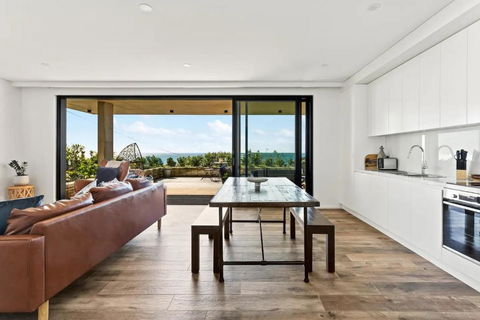 Ocean Views, Deck And Parking At Beach Apartment - Tourism Hervey Bay 2