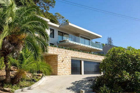 Ocean Views, Deck And Parking At Beach Apartment - Tourism Hervey Bay 1