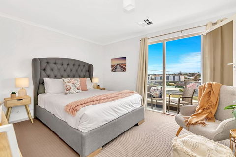 Oceanside At Christies Beach - Contemporary Comfort - Tourism Hervey Bay 0