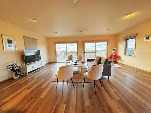 Oceanview 4B2B Two-story House With Big Balcony! - Hervey Bay Accommodation 0