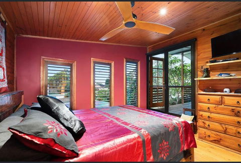 ONE OF A KIND Vacation Rental- Berkeley Vale - Hervey Bay Accommodation 1