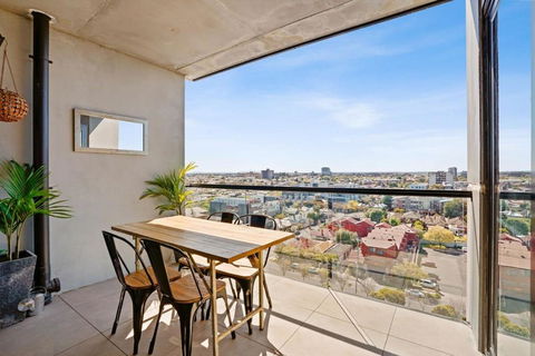 Ovation - New Footscray Apt W Parking & Pool - Hervey Bay Accommodation 3