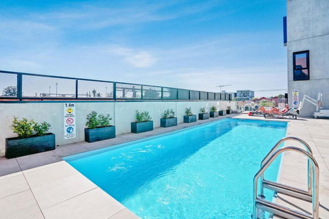 Ovation - New Footscray Apt W Parking & Pool - Hervey Bay Accommodation 1