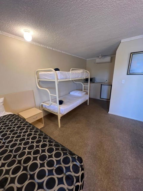OVERLANDER MOTOR LODGE - Hervey Bay Accommodation 3