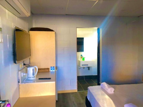 OXFORD HOTEL MOTEL - Hervey Bay Accommodation 0