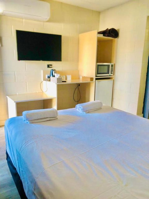 OXFORD HOTEL MOTEL - Hervey Bay Accommodation 1