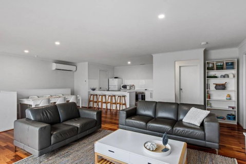 One Merino Panoramic Beach House Modern Sleeps 10 - Hervey Bay Accommodation 2