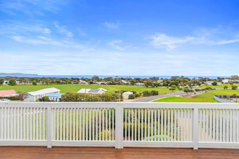 One Merino Panoramic Beach House Modern Sleeps 10 - Hervey Bay Accommodation 3