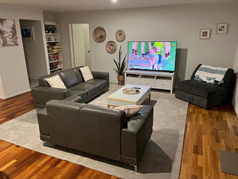 One Merino Panoramic Beach House Modern Sleeps 10 - Hervey Bay Accommodation 1