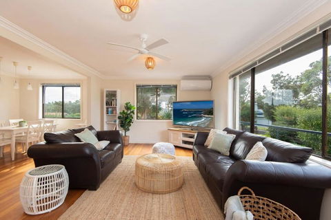 Ocean Views Walk To Malua Beach EV & Pet Friendly - Tourism Hervey Bay 1