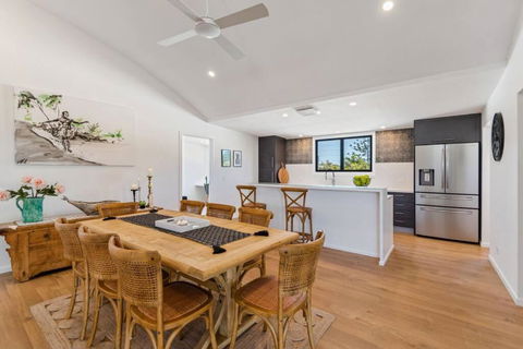 PACIFIC Stunning Coastal Home The Perfect Family Getaway - Tourism Hervey Bay 3
