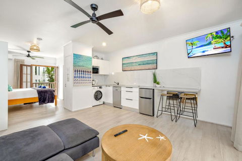 Palm Cove Beach Retreat - 1st Floor - Tourism Hervey Bay 0