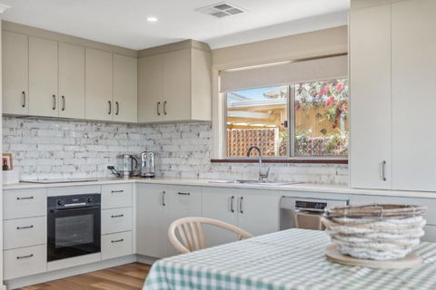 Panoramic Scenic Views Of Preston Beach - Delightful Family Holiday Home - Hervey Bay Accommodation 3
