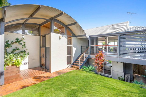 Paradise Palms - Resort Retreat With Panoramic Views - Hervey Bay Accommodation 2