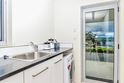 Paradise Point - Entire Home In Clarence Point, Tasmania Australia, 10 Guests 7 Bedrooms 7 Beds 3 Baths - Tourism Hervey Bay 3