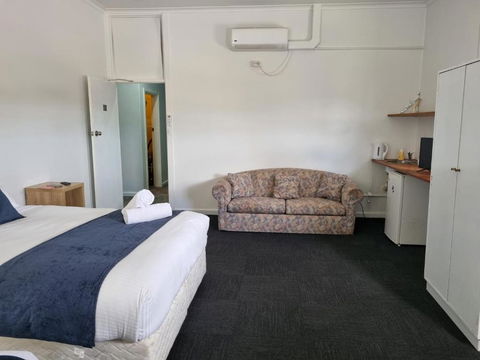 Parkes Hotel - Tourism Hervey Bay 2