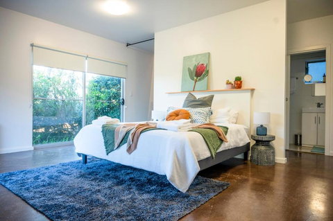 Peaceful Hills Escape: Charming 2-Story Retreat - Hervey Bay Accommodation 0