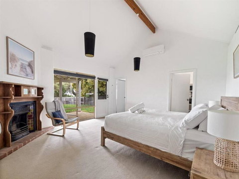 Pelicans View A Riverside Retreat - Hervey Bay Accommodation 1