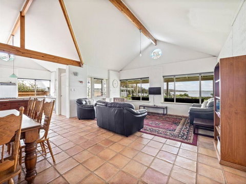 Pelicans View A Riverside Retreat - Hervey Bay Accommodation 2