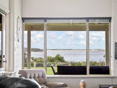 Pelicans View A Riverside Retreat - Hervey Bay Accommodation 3