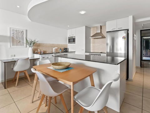 Pier One Waterfront Apartment - Hervey Bay Accommodation 2