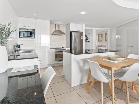 Pier One Waterfront Apartment - Hervey Bay Accommodation 3
