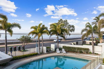 Pier One Waterfront Apartment with Hervey Bay Accommodation