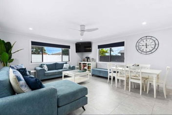 Pet Friendly Beach House With Pool - Sleeps 10 with Hervey Bay Accommodation
