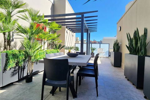 Penthouse With Private Terrace, Parking + 2 Pools - Hervey Bay Accommodation 1