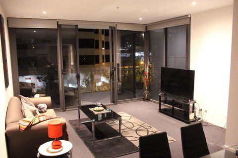 Perfectly Located Modern Apartment - Canberra CBD - Hervey Bay Accommodation 1