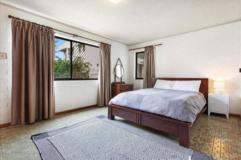 PET FRIENDLY & Super Central Retro Beach Pad! - Hervey Bay Accommodation 0
