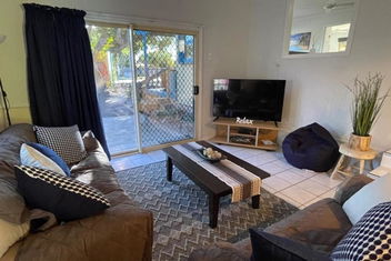 Pet Friendly Cottage In Torquay - Hervey Bay 430m Or 5 Min Walk To Dog Friendly Shelly Beach with Hervey Bay Accommodation